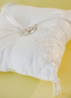 Wedding rings on pillow. Photographe : Jamie Grill
