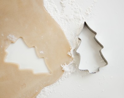Christmas cookie cutter and dough. Photographe : Jamie Grill