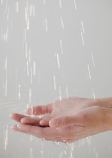 Hands under running water. Photographe : Jamie Grill