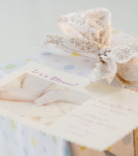 Gingerbread cookies and decorations. Photographe : Jamie Grill
