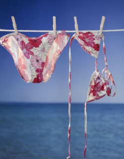 Money drying on clothesline. Photographe : Jamie Grill