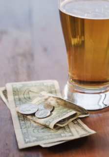 Close up of beer on heart napkin. Photographe : Jamie Grill