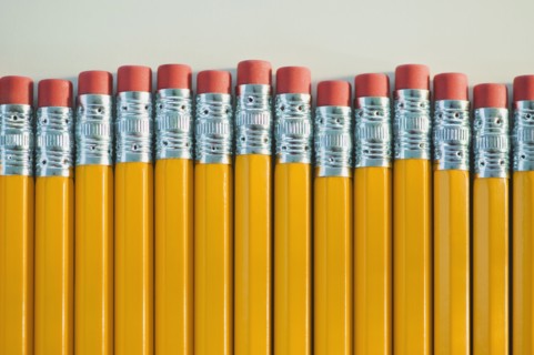 Row of pencil erasers. Photographe : Daniel Grill