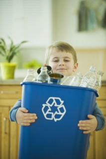 Boy carrying full recycling bin. Photographe : Daniel Grill