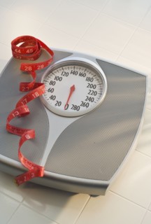 Bathroom scale and tape measure. Photographe : Daniel Grill