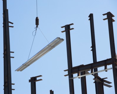 Crane moving steel at construction site. Photographe : fotog