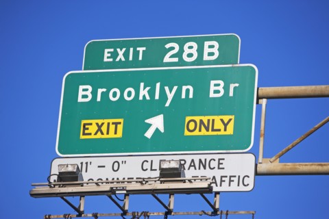 Brooklyn Bridge exit sign. Photographe : fotog