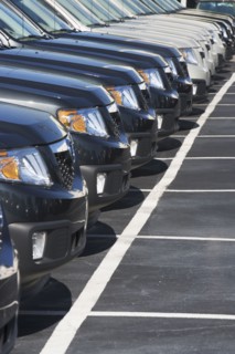 Row of cars in car lot. Photographe : fotog