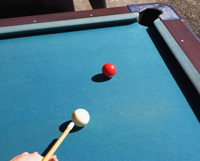 Person shooting pool. Photographe : fotog