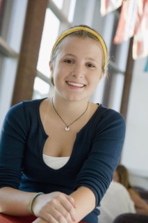 Girl posing in library. Photographe : mark edward atkinson