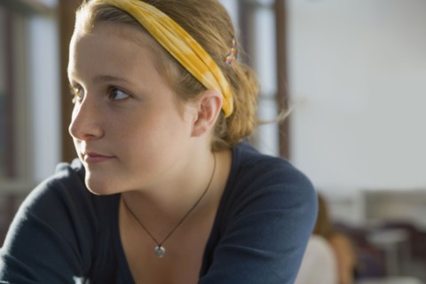 Portrait of girl in library. Photographe : mark edward atkinson