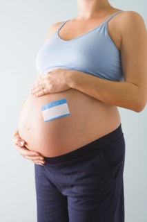 Pregnant woman with blue name tag on belly. Photographe : Jennifer L. Boggs