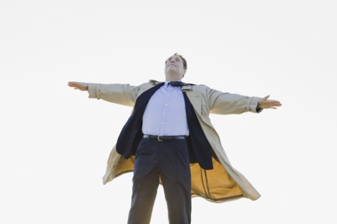 Businessman standing in wind. Photographe : PT Images