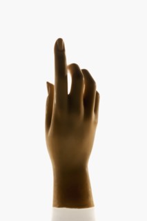 Mannequin hand pointing up. Photographe : Joe Clark