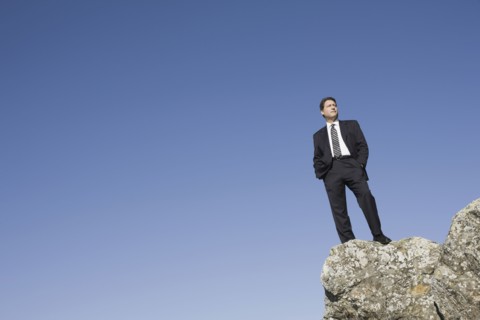 Businessman standing on edge of cliff. Photographe : PT Images
