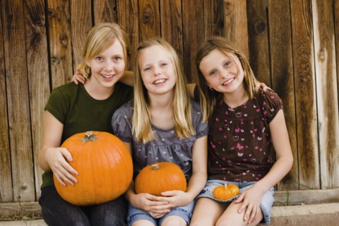 Girls holding pumpkins. Photographe : Sarah M. Golonka