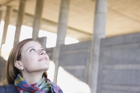 Young woman looking up. Photographe : PT Images