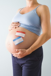 Pregnant woman with name tags on belly. Photographe : Jennifer L. Boggs