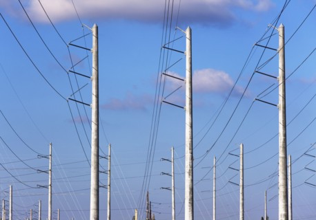 Communication tower and power lines. Photographe : fotog