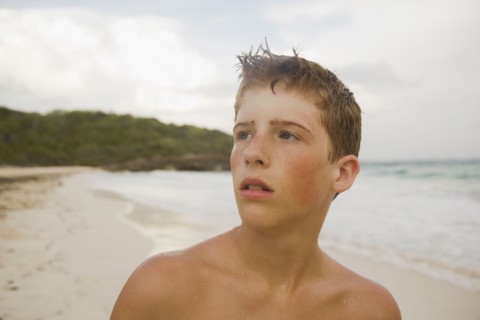 Portrait of boy on beach. Photographe : mark edward atkinson