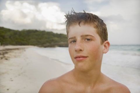 Portrait of boy on beach. Photographe : mark edward atkinson