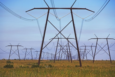 Communication towers and power lines. Photographe : fotog