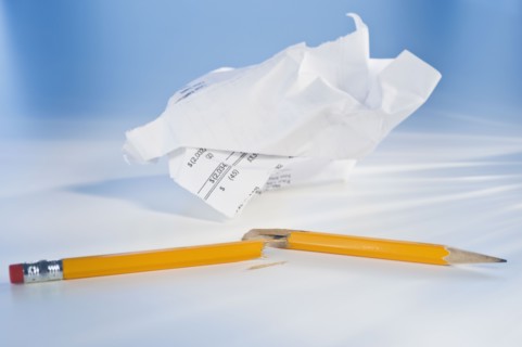 Broken pencil and crumpled paper. Photographe : Daniel Grill