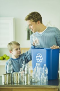 Father and son recycling. Photographe : Daniel Grill