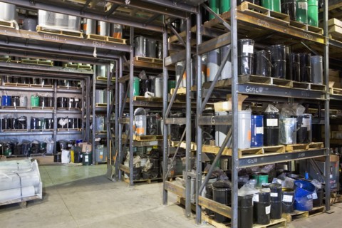 Cans on warehouse shelves. Photographe : fotog