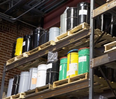 Paint cans on warehouse shelf. Photographe : fotog