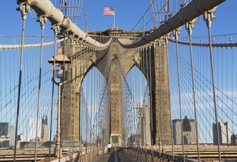 Urban bridge and cityscape. Photographe : fotog