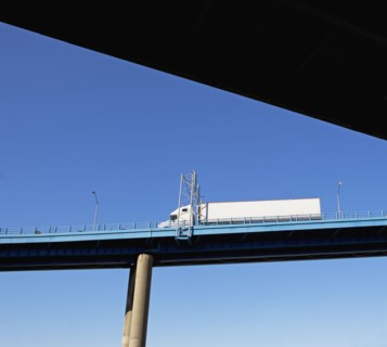Truck on highway overpass. Photographe : fotog