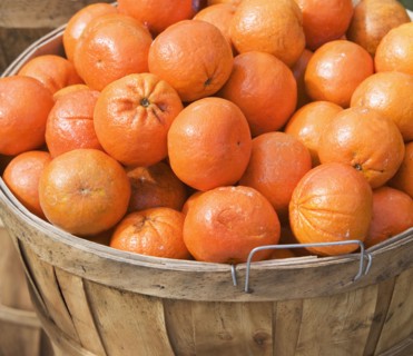 Oranges in a basket at a fruit stand. Photographe : fotog