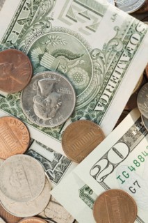 Bow on stack of money. Photographe : Jamie Grill