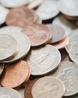 Coins and paper dollar bills. Photographe : Jamie Grill