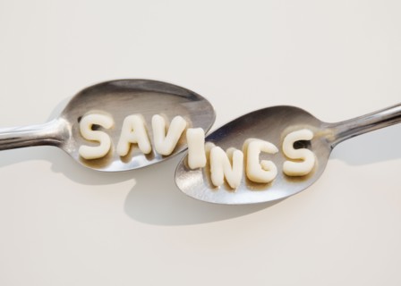 Assorted coins and paper currency. Photographe : Jamie Grill