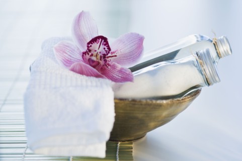 Tropical flower and spa elements. Photographe : Daniel Grill