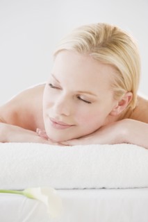 Woman relaxing on spa towel. Photographe : Daniel Grill
