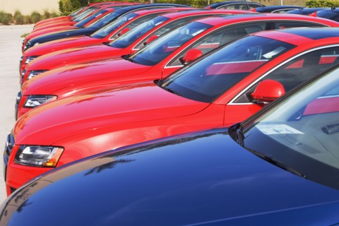 Row of cars in car lot. Photographe : fotog
