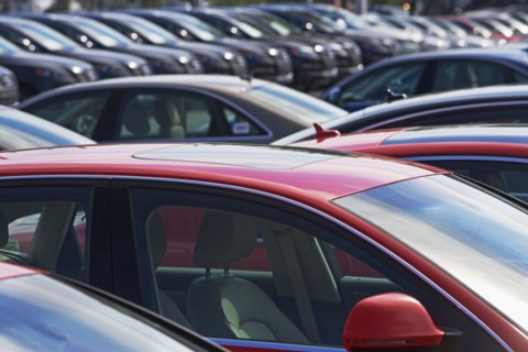 Row of cars in car lot. Photographe : fotog