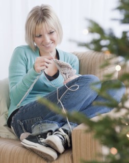 Woman knitting at Christmas. Photographe : Jamie Grill