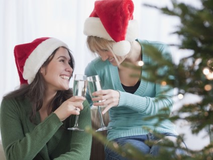 Women toasting with champagne at Christmas. Photographe : Jamie Grill