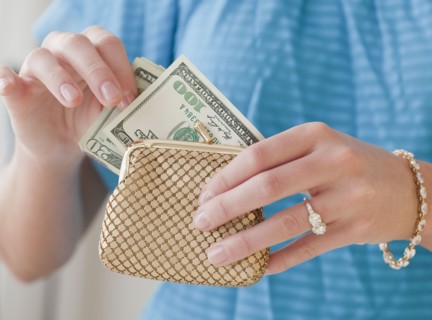 Woman holding granola in hands. Photographe : Jamie Grill