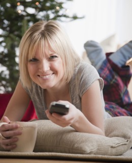 Woman watching television at Christmas. Photographe : Jamie Grill
