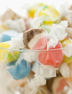Bowl of salt water taffy. Photographe : Jamie Grill