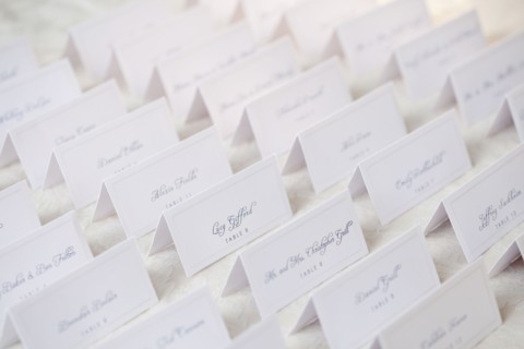 Wedding table place cards. Photographe : Jamie Grill