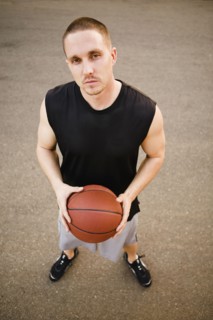 Homme tenant un ballon de basketball