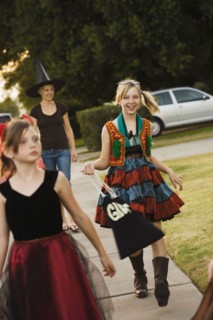 Fillettes faisant du porte-à-porte à Halloween