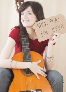 Portrait of young woman with guitar, playing for beer. Photographe : Jamie Grill