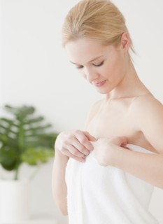 Young woman wrapped in towel. Photographe : Jamie Grill
